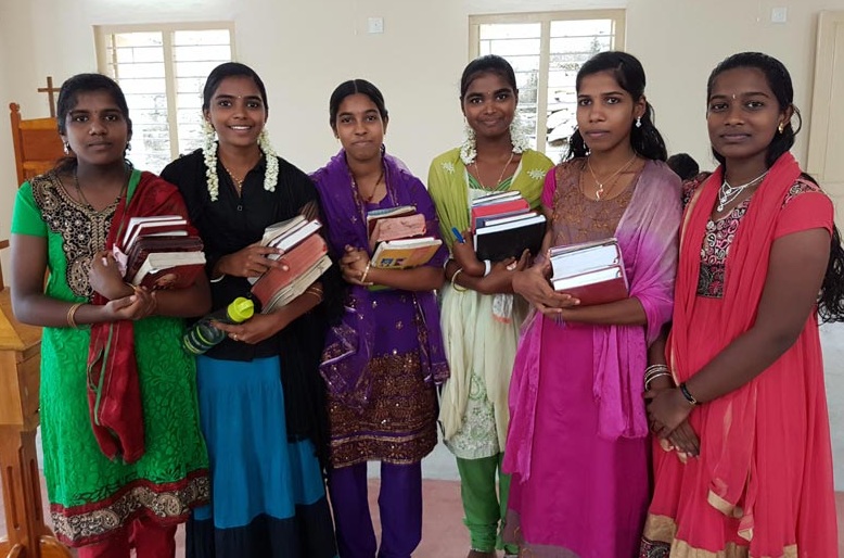 Bildung eröffnet jungen Frauen neue Zukunftschancen. Sechs junge Frauen stehen mit Büchern in den Armen in einem Unterrichtsraum.