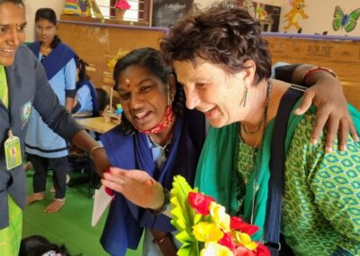 Besuch der Deutsch-Indischen Stiftung in der HOM Special School. Die Stiftung unterstützt die Schule durch eine Schulpatenschaft und fördert Kinder mit Behinderung mit Bildung, Therapien und individueller Begleitung.