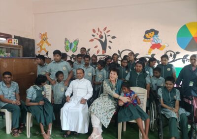 Schüler der HOM Special School mit körperlichen und geistigen Beeinträchtigungen während eines Besuchs der Deutsch-Indischen Stiftung. Die Schule fördert jedes Kind individuell und ermöglicht Bildung, Therapie und Teilhabe.