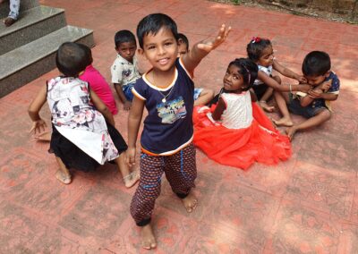 Fröhliche Kinder beim gemeinsamen Spielen. Die Deutsch-Indische Stiftung engagiert sich für Bildung, frühkindliche Förderung und bessere Zukunftsperspektiven für Kinder aus benachteiligten Familien.