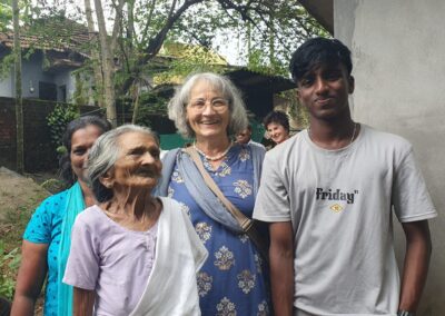 Begegnung einer Patin mit ihrem Patenschaftskind und seiner Familie zu Hause bei ihnen, in einem indischen Dorf.