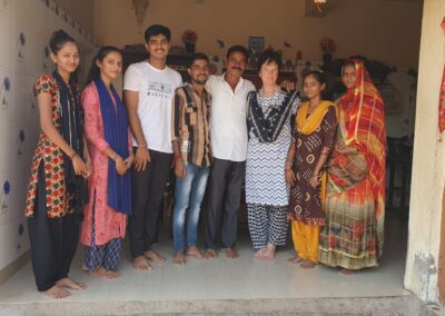 Besuch bei einer Familie, die durch eine Familienpatenschaft unterstützt wird. Die Deutsch-Indische Stiftung begleitet Familien in Armut und stärkt ihre Zukunft durch Bildung, medizinische Hilfe und nachhaltige Unterstützung.