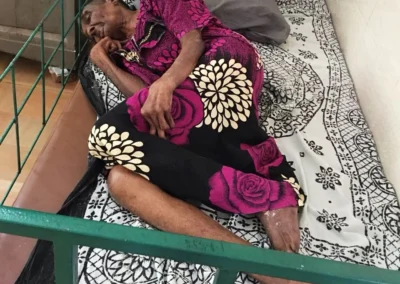 Schwerkranke Frau im Shalom Sterbehospiz. Die Deutsch-Indische Stiftung unterstützt die palliative Begleitung schwerkranker Menschen und ermöglicht ihnen Fürsorge, medizinische Versorgung und ein Leben in Würde bis zuletzt.