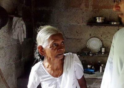 Ältere Frau in ihrem einfachen Zuhause. Die Deutsch-Indische Stiftung unterstützt ältere Menschen und Witwen, die in Armut leben, durch gezielte Einzelfallhilfe und Hilfe zur Sicherung ihres Lebensunterhalts.