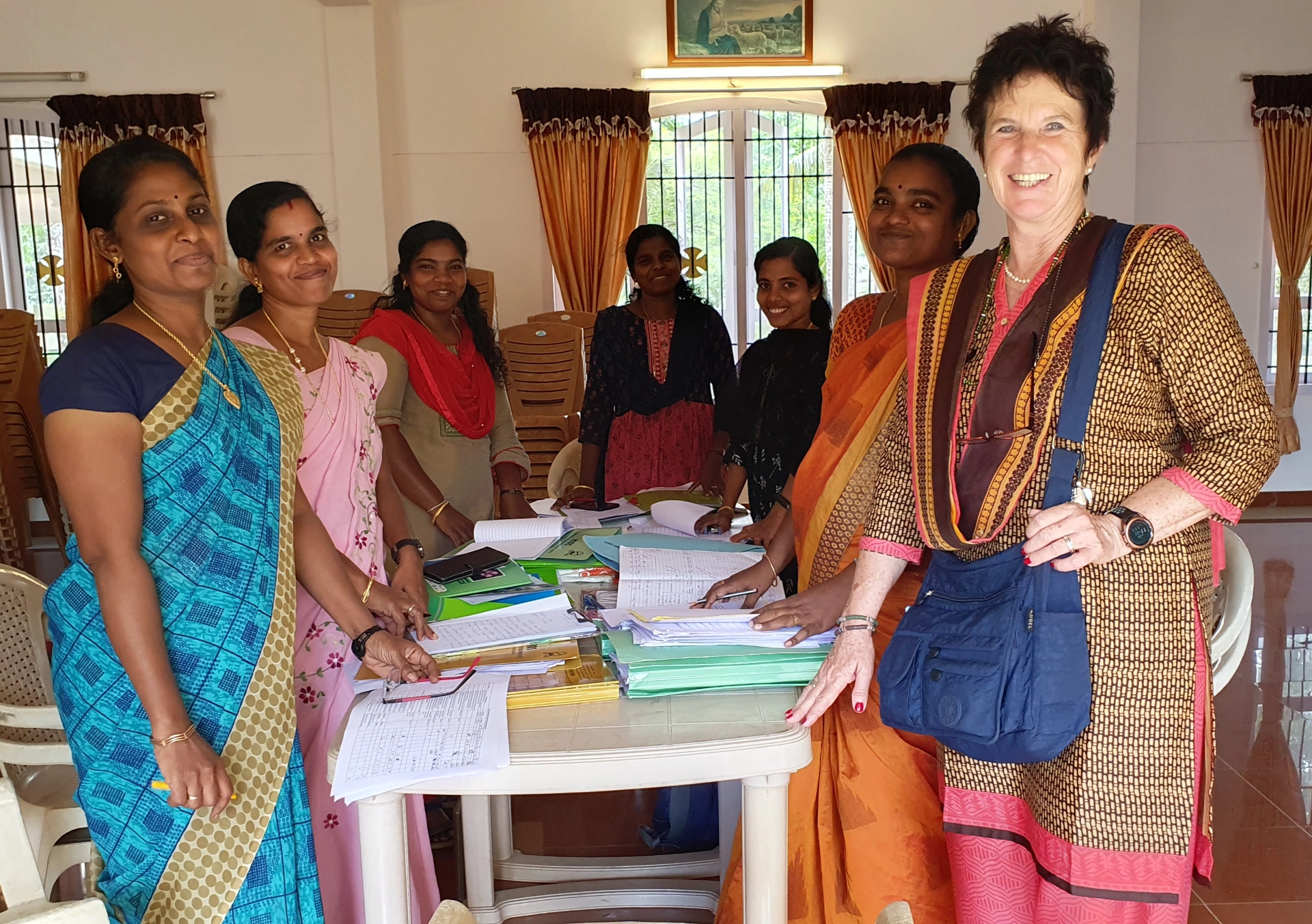 Gemeinsame Projektbesprechung mit dem Team unserer indischen Partnerorganisation MIDS. Mitarbeitende einer indischen Partnerorganisation und die Stiftungsgründerin bei einem Projekttreffen in Südindien.