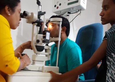 Augenuntersuchung eines Patienten im Rahmen eines medizinischen Hilfsprojekts. Die Deutsch-Indische Stiftung unterstützt Menschen in Armut mit medizinischer Versorgung, Vorsorge und notwendiger Behandlung.