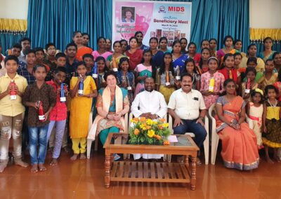 Patenschaftskinder der Deutsch-Indischen Stiftung bei einem gemeinsamen Treffen. Bildung, Förderung und persönliche Begleitung eröffnen Kindern und Jugendlichen neue Zukunftschancen.