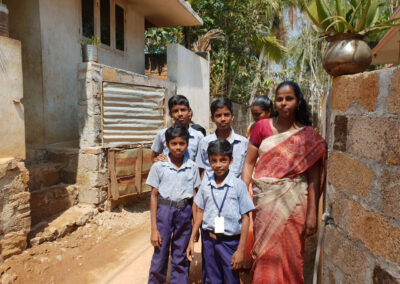 Junge Witwe, Mutter mit vier Schulkindern vor ihrem Wohnhaus in Südindien. Die Deutsch-Indische Stiftung unterstützt Bildung und Zukunftschancen für benachteiligte Kinder.
