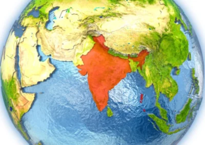 Weltkugel mit hervorgehobenem Indien. Die Deutsch-Indische Stiftung unterstützt soziale Projekte, Bildung und medizinische Hilfe für arme und benachteiligte Menschen in Indien.